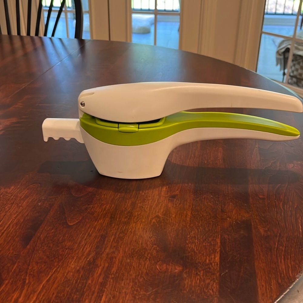 Handheld juicer